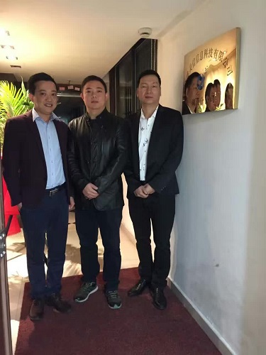 公司總經理周建華、湖南分公司總經理劉靜波、分公司副總潘智輝為分公司成立揭牌