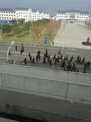 圖片關鍵詞 江蘇省有關領導觀摩無人機干擾器演示情況