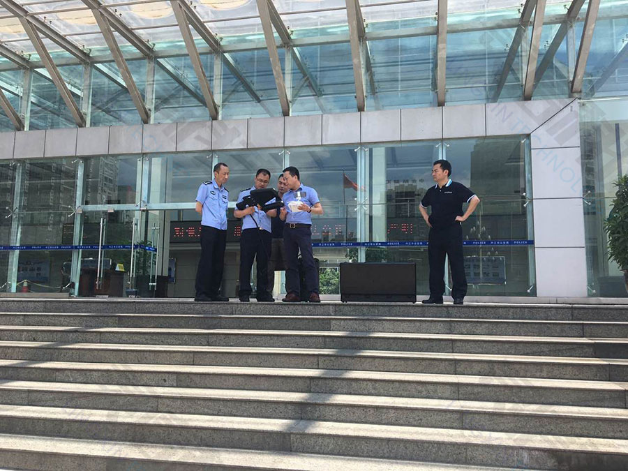 圖片關(guān)鍵詞 現(xiàn)場講解「無人機(jī)攔截系統(tǒng)」工作原理、操控方法