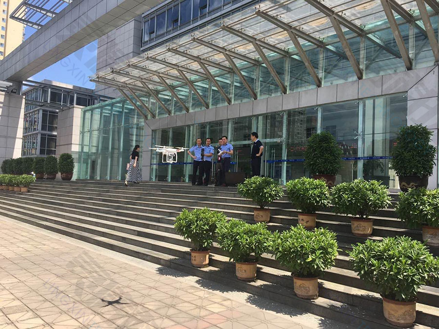 圖片關(guān)鍵詞 局領(lǐng)導(dǎo)現(xiàn)場實(shí)操「無人機(jī)攔截系統(tǒng)」