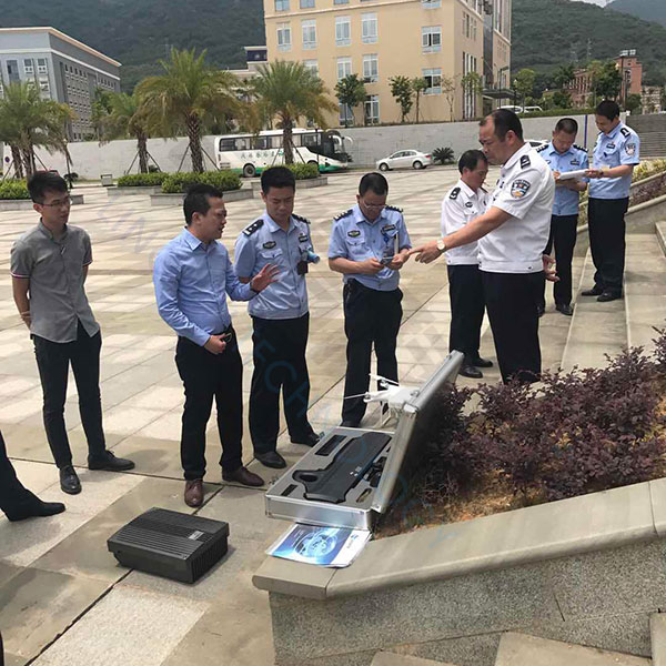 我司技術人員給監獄領導講解無人機干擾器產品