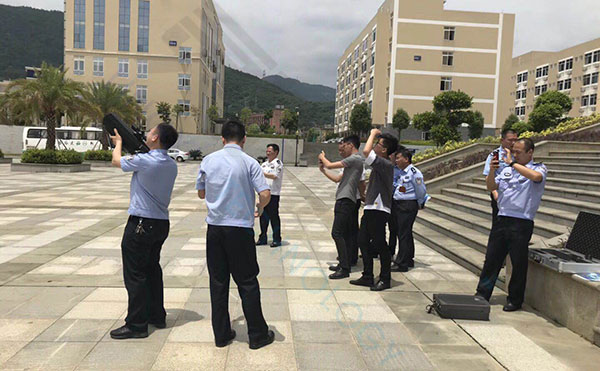 福建省閩江監獄干警實地操作無人機干擾器